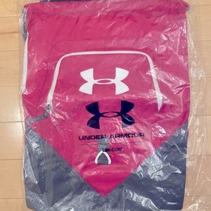 NEW UNDER ARMOR BACKPACK ALSO COMES WITH A NEW PAIR OF GLOVES & BRAND NEW SCARF.